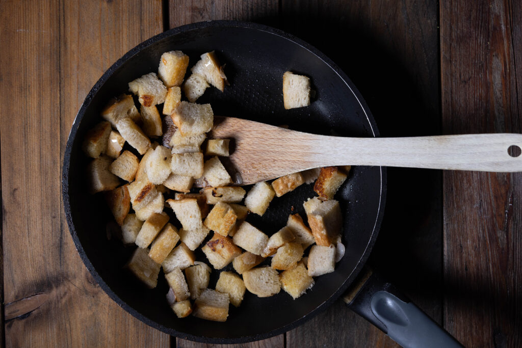 Croutons braten in einer Pfanne.