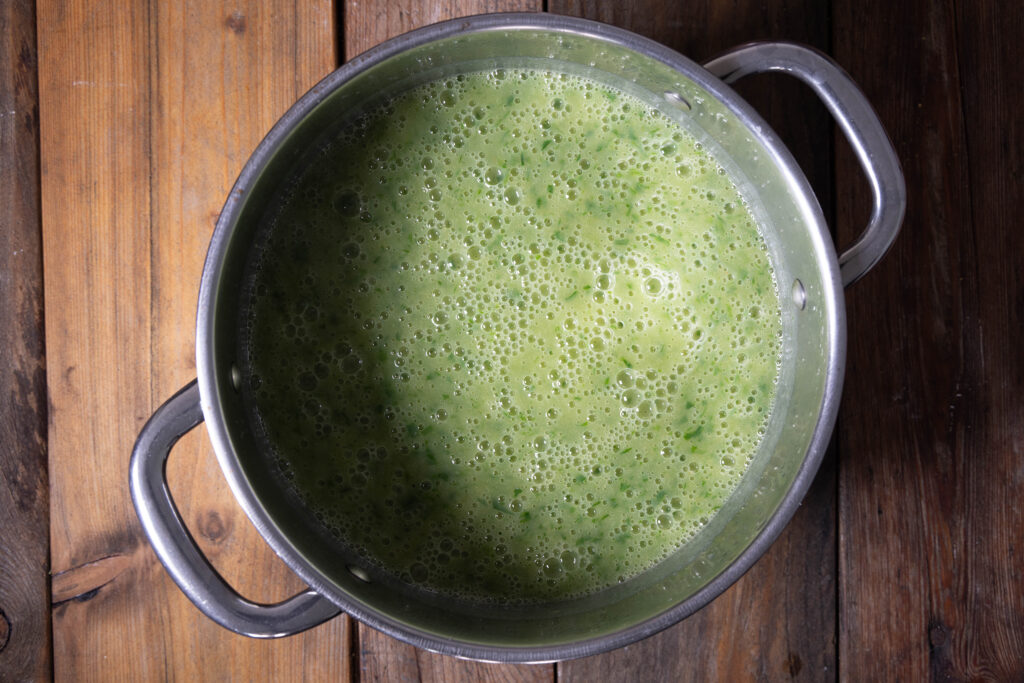 Eine grüne, pürierte Bärlauchsuppe im Kochtopf