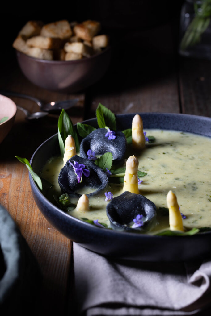 Bärlauch-Tortellini mit Spargelspitzen und Bärlauch-Kartoffel-Cremesuppe