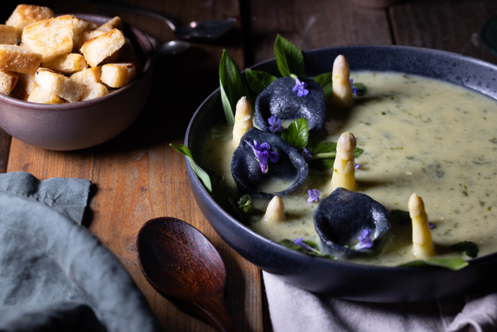 Bärlauch-Kartoffel-Cremesuppe: vegane Bärlauchsuppe, Hier serviert mit Croutons, frischem, weißen Spargel und frischen, selbstgemachten Bärlauchtortellini.