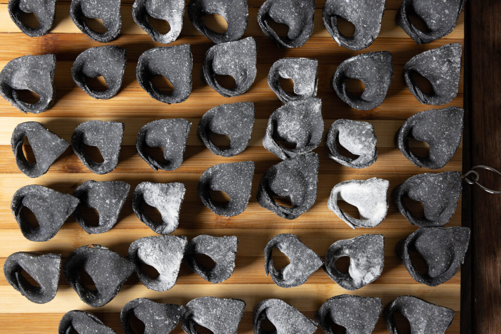 Rohe, schwarze, vegane Bärlauch-Tortellini.
