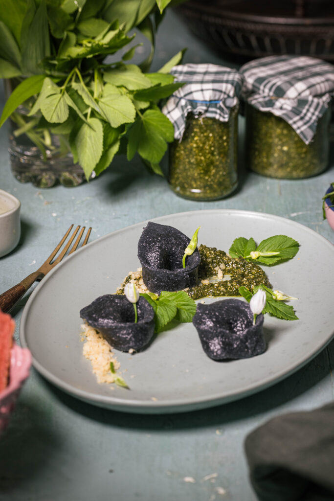 Pesto aus Giersch mit fermentiertem Bärlauch. Hier mit Bärlauchtortellini und Macadamia-Parmesan.