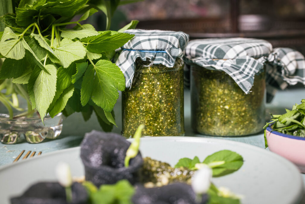 Gierschpesto mit laktofermentiertem Bärlauch in zwei Gläsern abgefüllt.