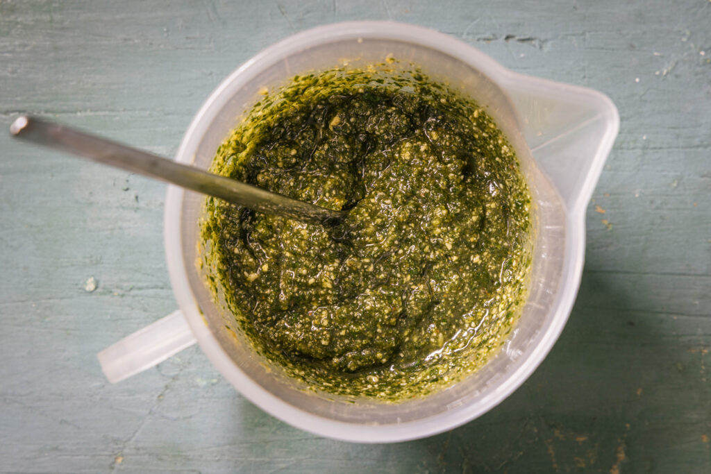 Frisch püriertes Pesto in einem Messbecher.