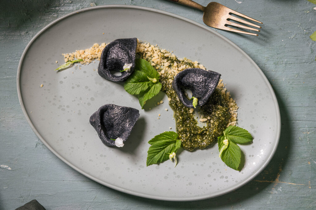 Gierschpesto mit laktofermentiertem Bärlauch, dazu Bärlauch-Tortellini und Macadamia-Parmesan