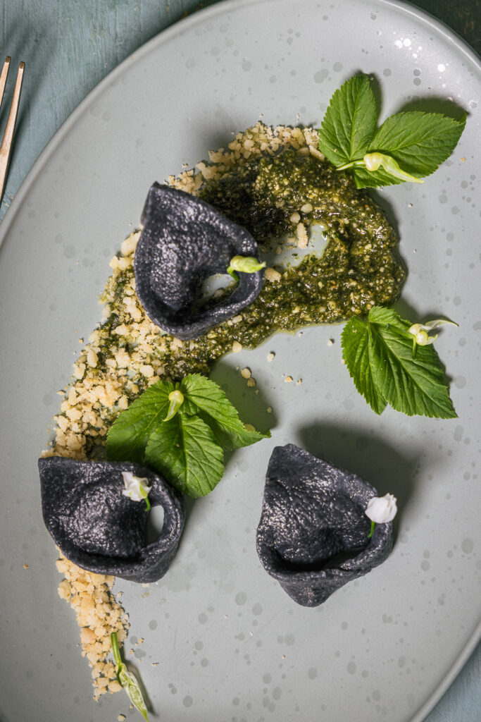 Pesto aus Giersch mit laktofermentiertem Bärlauch, dazu Bärlauchtortellini und Macadamiaparmesan
