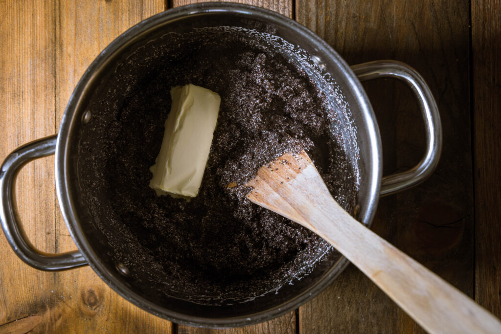 Vegane Mohnfüllung wird in einem Kochtopf zubereitet.