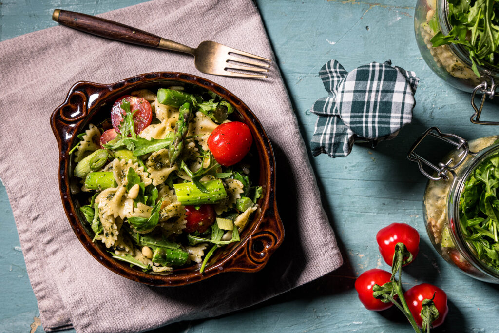 Pastasalat mit Pesto als Dressing und grünem Spargel