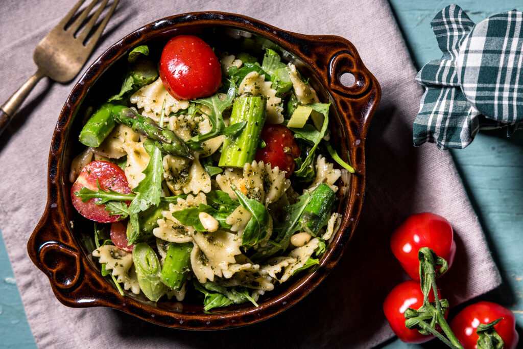 Nudelsalat mit Wildkräuterpesto und grünem Spargel