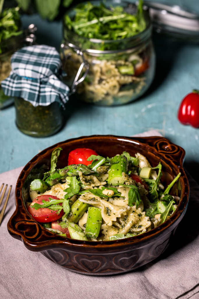 Nudelsalat mit Wildkräuterpesto, Rucola, Pinienkernen, Cherrytomaten und grünem Spargel