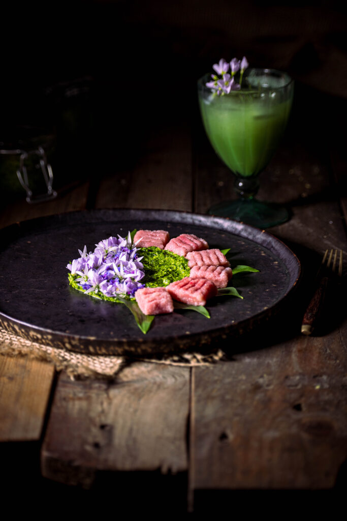 Rote Beete Gnocchi mit Bärlauchpesto und essbaren Blüten - Vegan Fine Dining