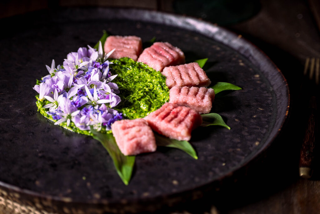 Rote Beete Gnocchi mit Bärlauchpesto. Das Pesto habe ich mit aromatischen Blüten von Bärlauch, Wiesenschaumkraut, Ehrenpreis und Gundermann garniert.
