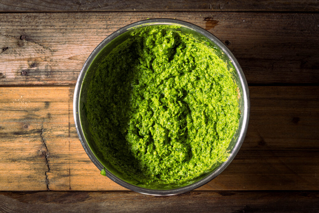 Frisch püriertes Bärlauchpesto in einer Schüssel.