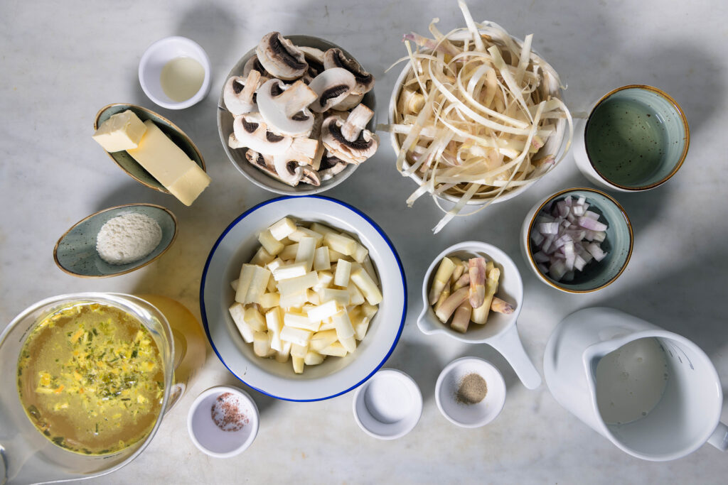 Alle Zutaten für vegane Spargelcremesuppe mit Champignons.