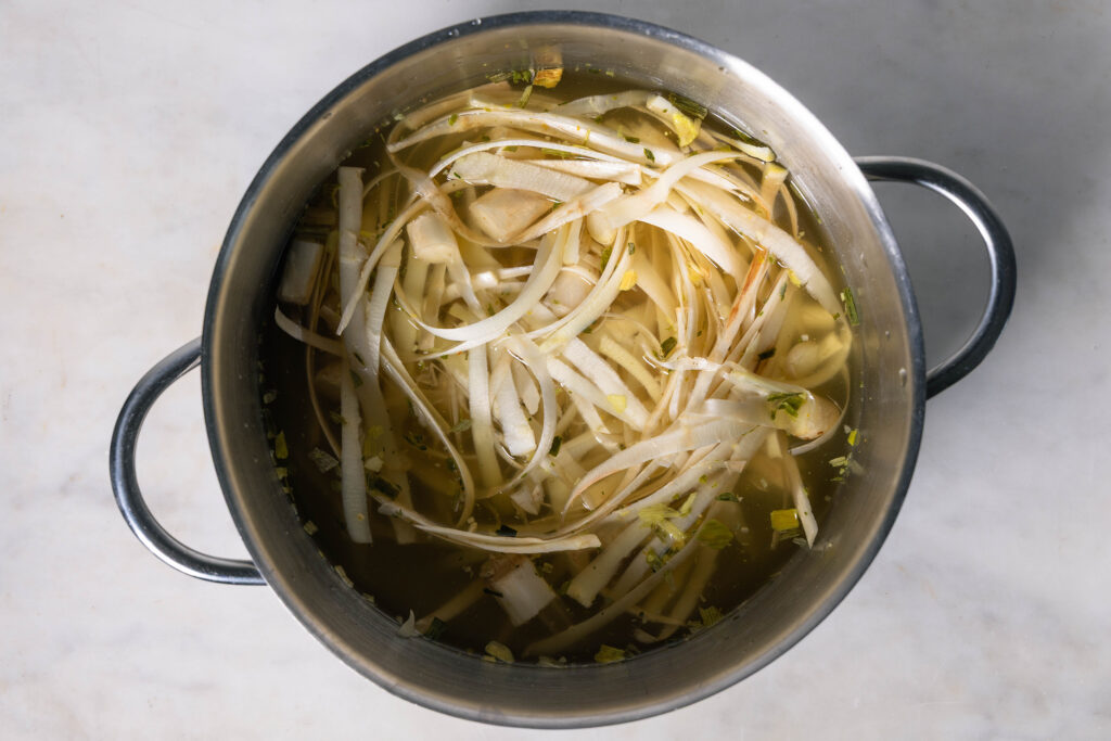 Spargelschalen und -enden kochen in Brühe