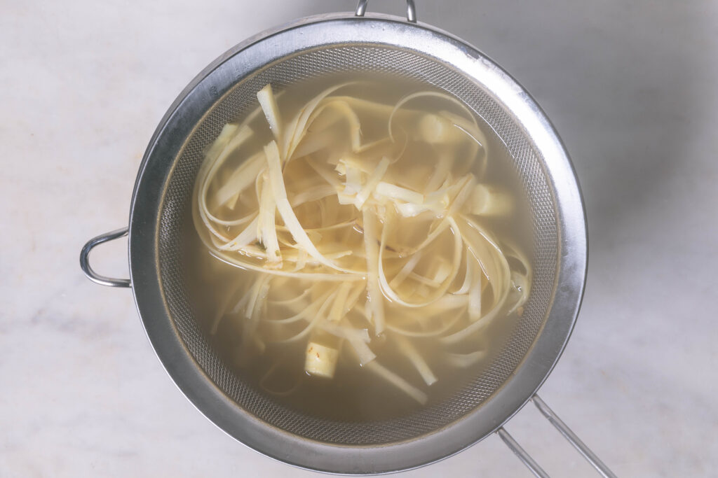 Spargelbrühe wird abgesiebt