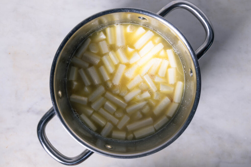 Zubereitung von veganer Spargel-Pilz-Cremesuppe