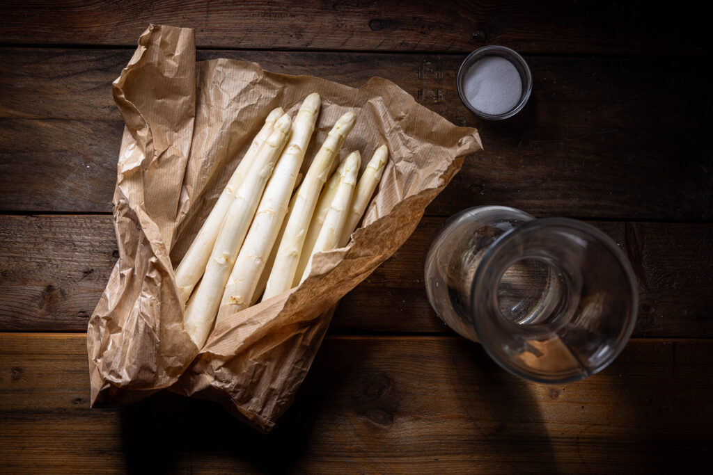 Alle Zutaten für den fermentierten Spargel.
