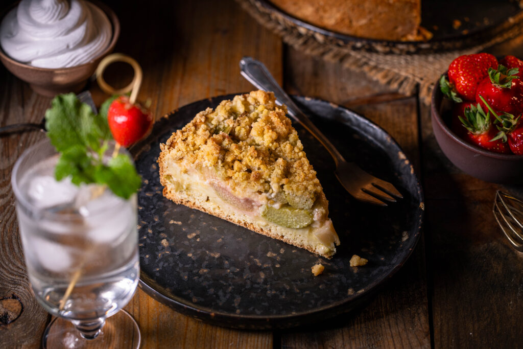 Rhabarberkuchen mit Streuseln und Puddingfüllung - Kuchenklassiker vegan