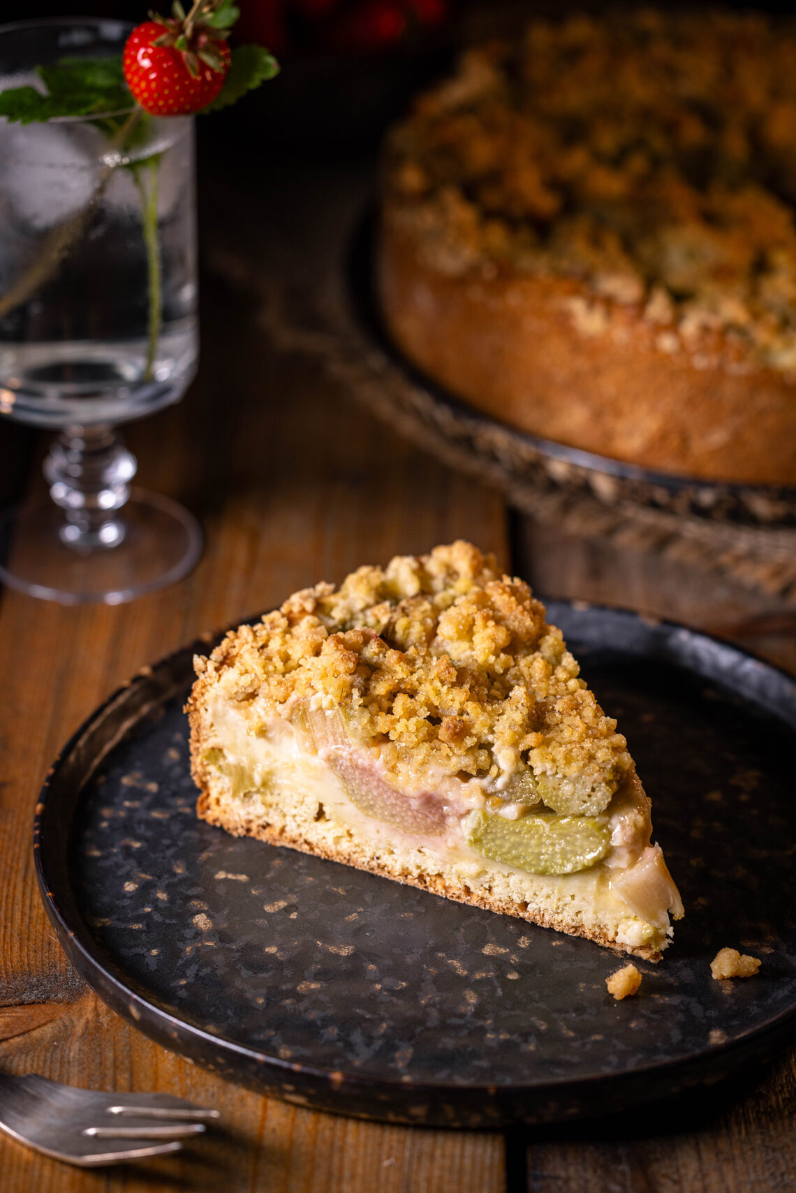 Rhabarberkuchen mit Streuseln und Puddingfüllung – vegan
