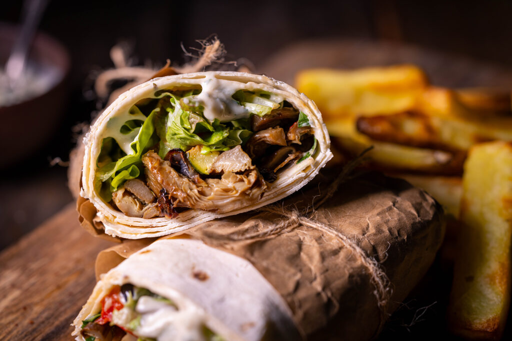 Vegane Schawarma aus Austernseitlingen mit Grillgemüse – ein Fest aus Texturen und Aromen, eingerollt in weichem Brot, bereit zum Reinbeißen.