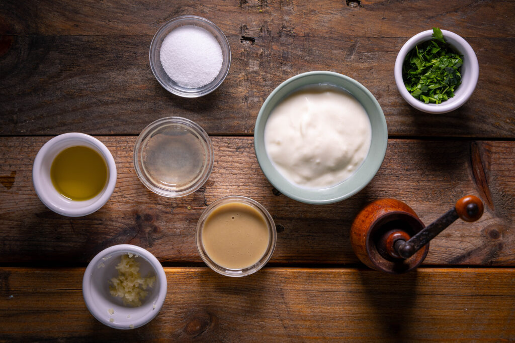 Alle Zutaten für die vegane Joghurt-Tahini-Sauce.