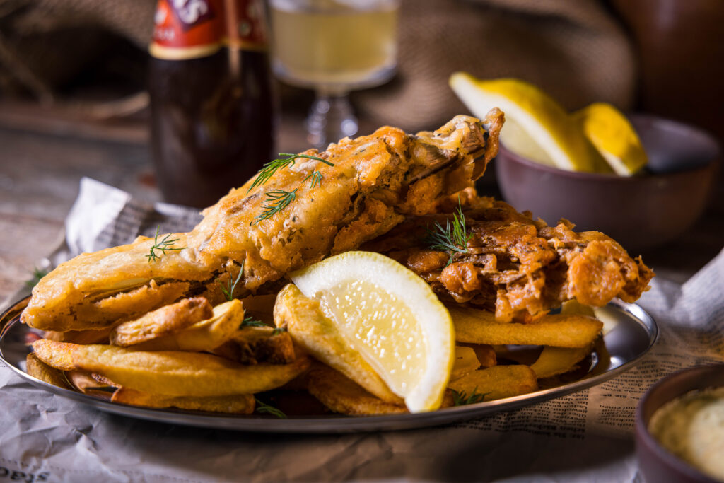 Veganer Bananenblüten-BackVisch, serviert als englische Fisch and Chips