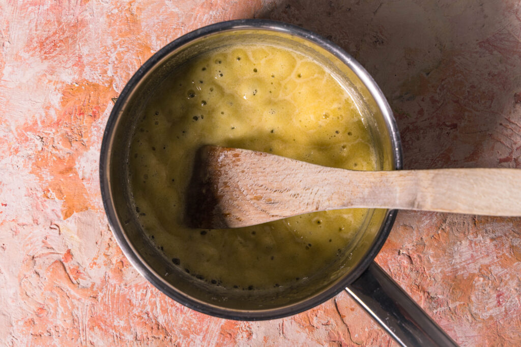 Mit veganer Butter und Mehl eine Mehlschwitze in einem Topf ansetzen.