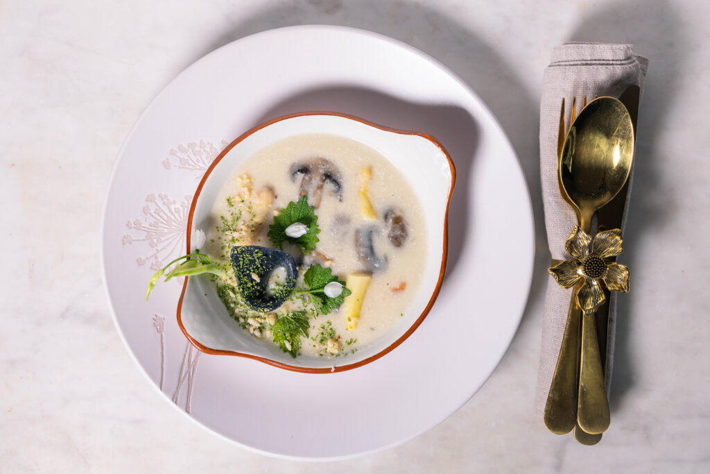 In diesem Artikel stelle ich meine liebsten Spargelrezepte vor. Hier eine aromatische Spargelcremesuppe.