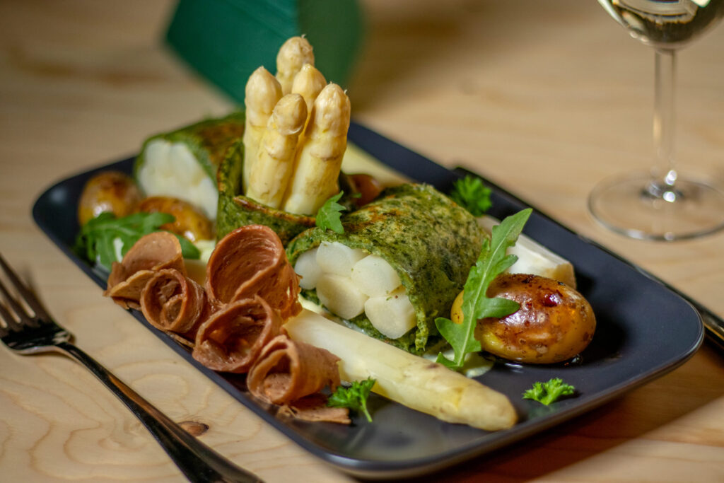 Hier habe ich mein klassisches Spargel-Hollandaise noch etwas erweitert. Ich habe den Spargel in meine grünen Bärlauchpfannkuchen gerollt und meinen veganen Schinken, sowie karamellisierte Drillinge dazu serviert.
