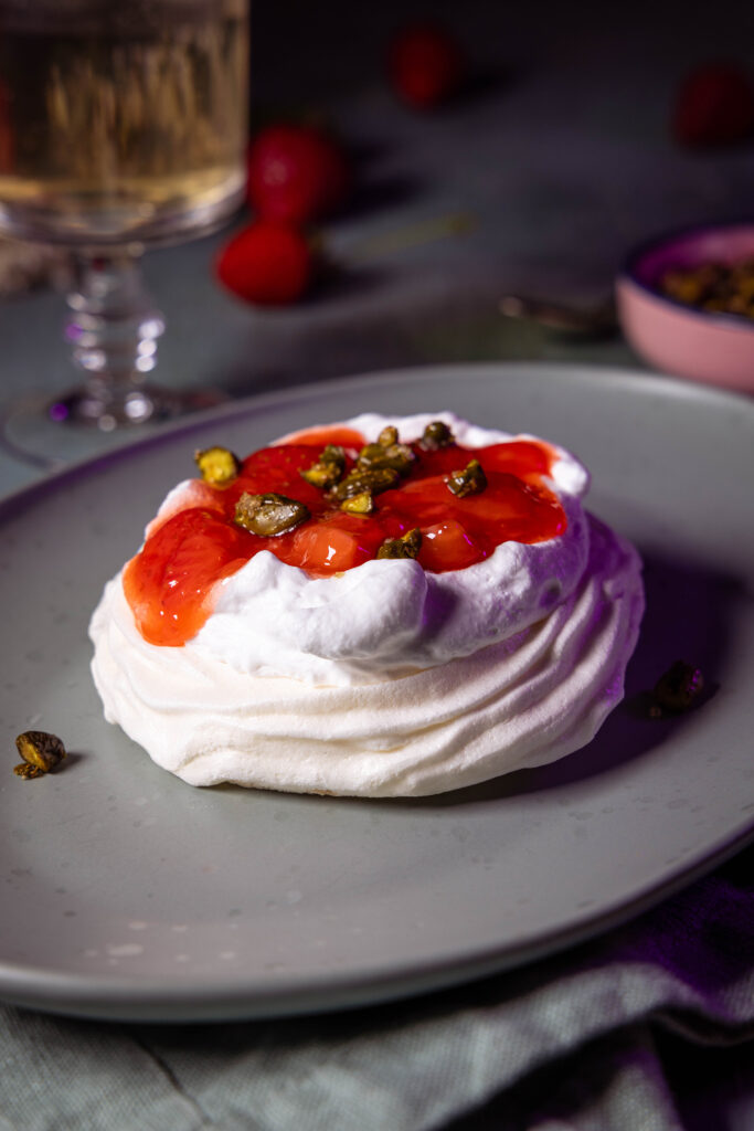 Erdbeer Pavlova – ein luftig fruchtiges Dessert – mit veganem Baiser