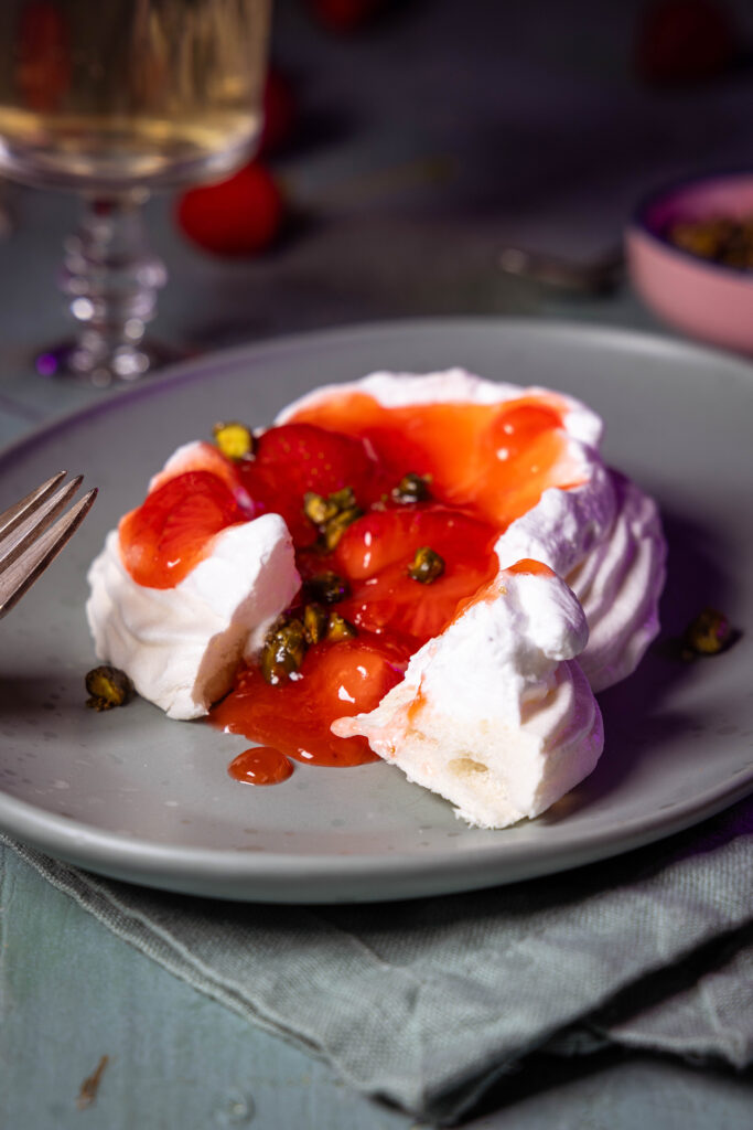Erdbeer Pavlova nach veganem Rezept.