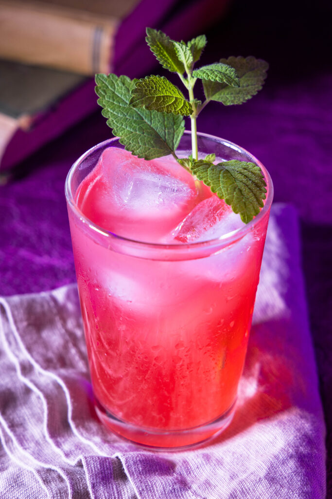 Wasserkefir als gesunder Limonadenersatz, hier fruchtig-frisch mit Himbeeren und Mango