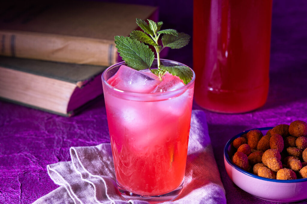 Himbeer-Mango-Kefir selbst fermentiert. Im Glas und in der Flasche.
