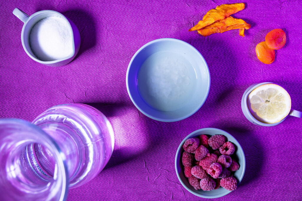 Alle Zutaten um Himbeer-Mango-Kefir selbst zu fermentieren.