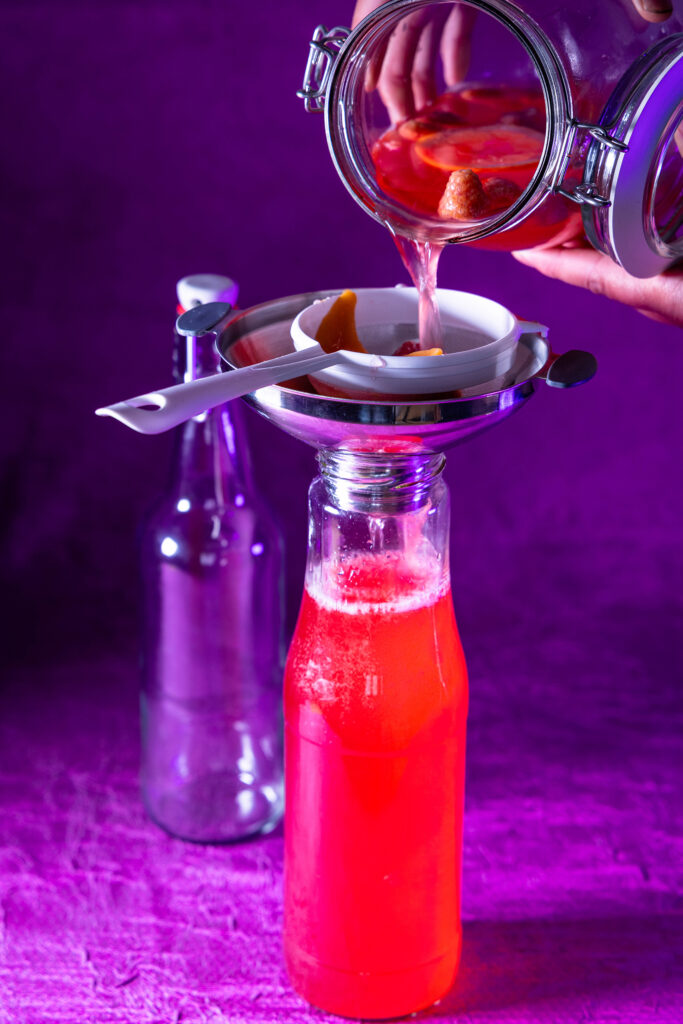 Wasserkefir wird in Flaschen abgefüllt.