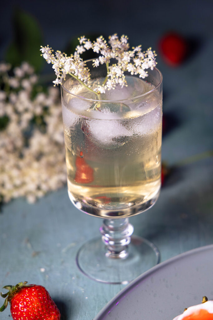 Holunderblütensirup – hier als Brause mit Sprudelwasser und Eiswürfeln.