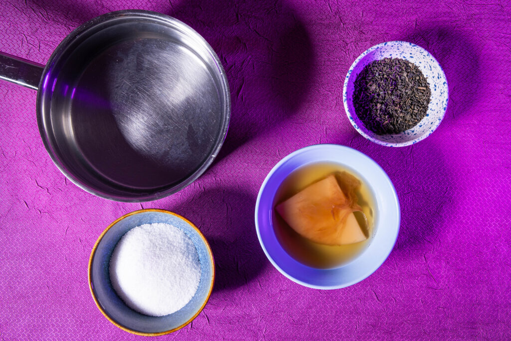 Alle Zutaten, die Du für die Herstellung von Kombucha brauchst.