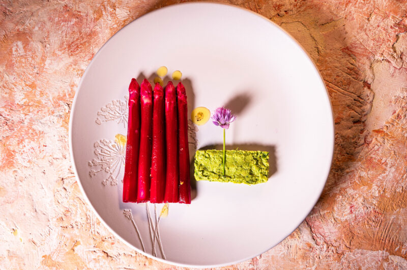 Pinker Spargelsalat an Schnittlauch - eine exquisite Vorspeise
