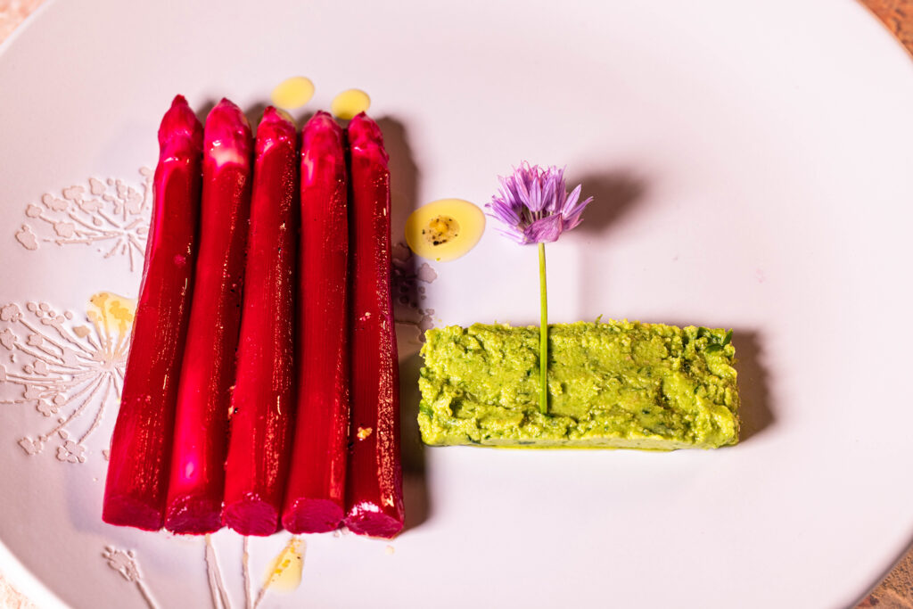 Pinker Spargelsalat an Schnittlauch – ein Gedicht aus Farbe und Frische.