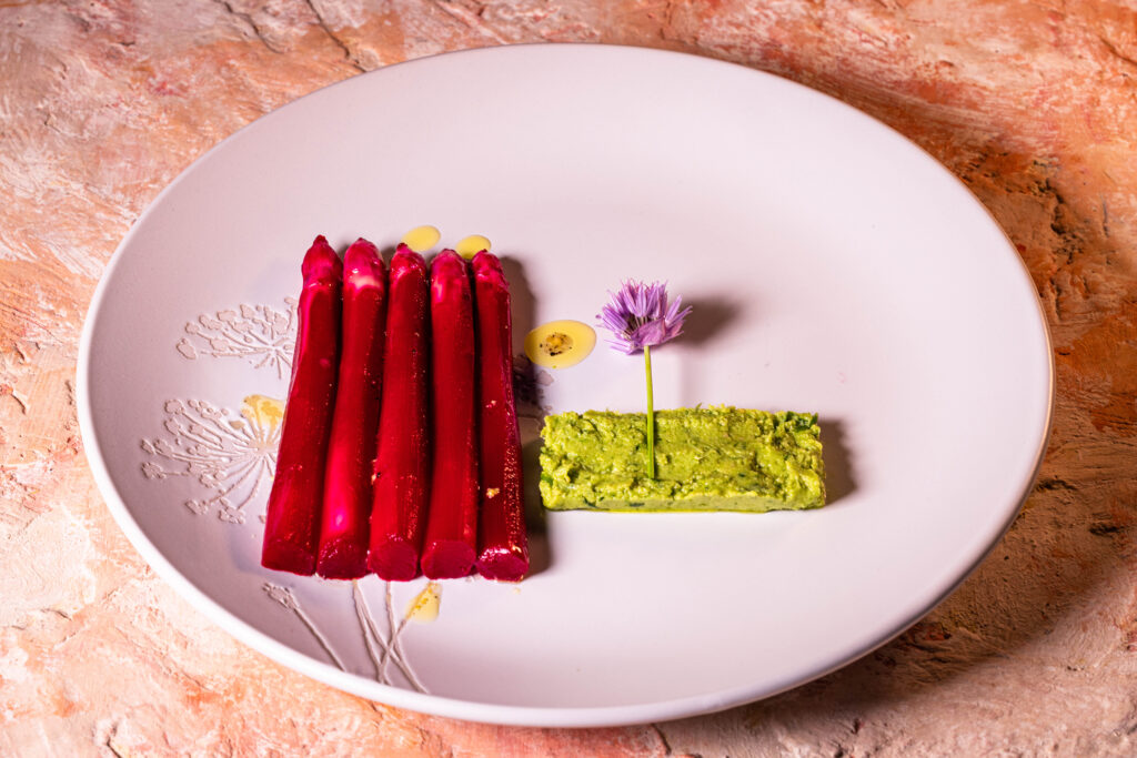 Pinker Spargelsalat mit Holunderblütenessig-Löwenzahnhonig-Dressing an Schnittlauch-Hummus.