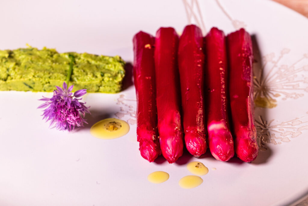 Pinker Spargelsalat an Schnittlauch - eine exquisite Vorspeise