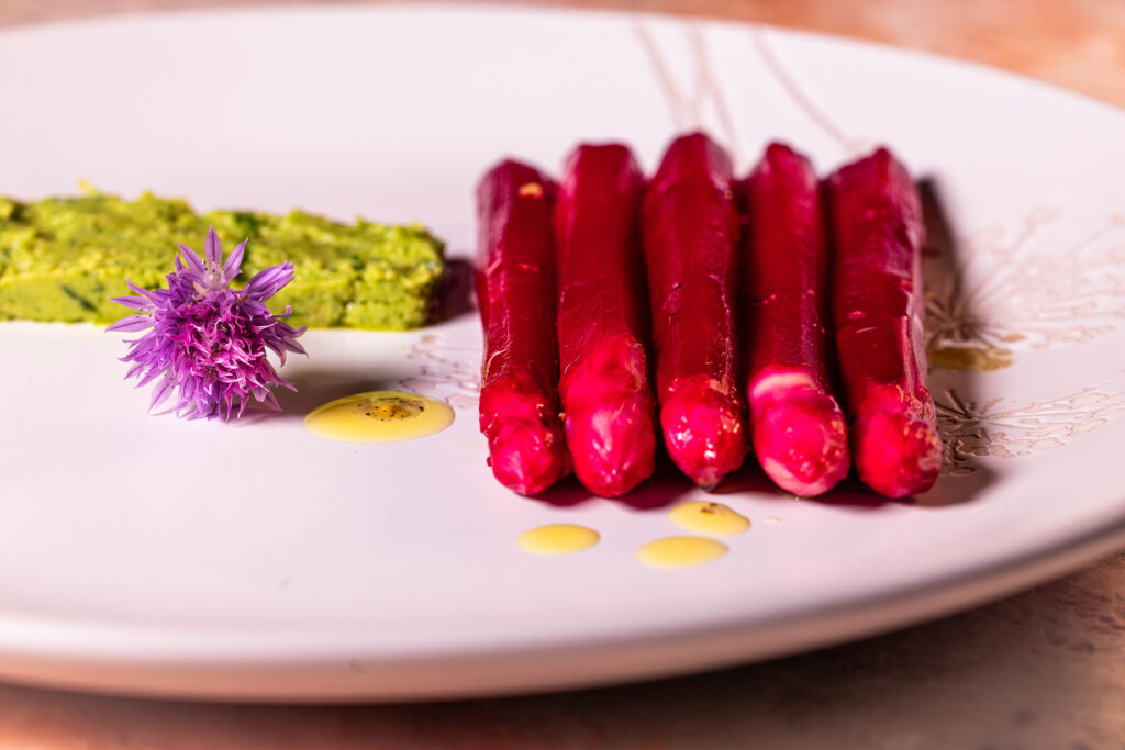 Pinker Spargelsalat an Schnittlauch - eine exquisite Vorspeise