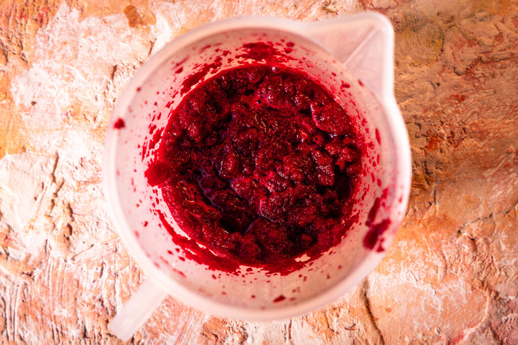 Rote Beete püriert mit Zitronensaft in einem Gefäß.