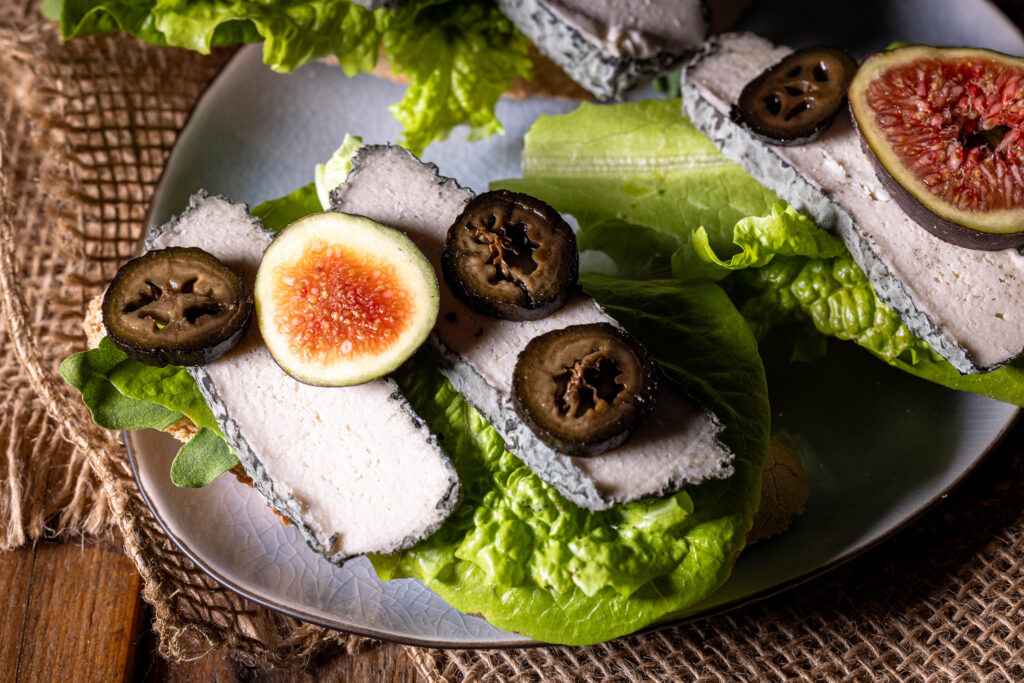Schwarze Walnüsse werden aus unreifen Walnüssen hergestellt. Hier mit Feigen und meinem veganen Blauschimmelkäse auf Brot.