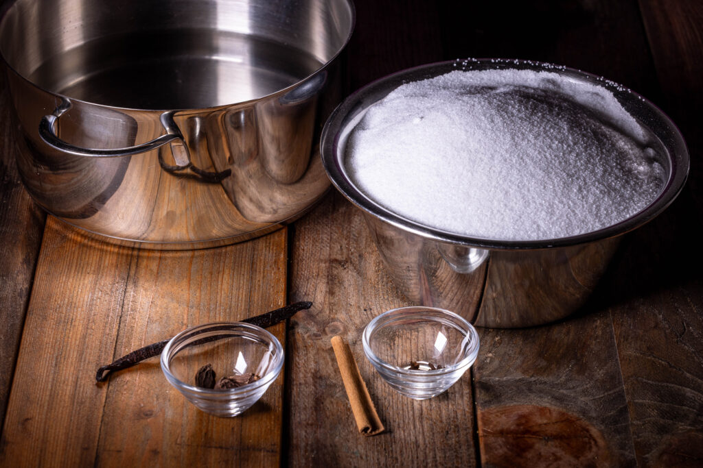 Alle Zutaten für den gewürzten Sirup, in dem Die Walnüsse eingekocht werden.