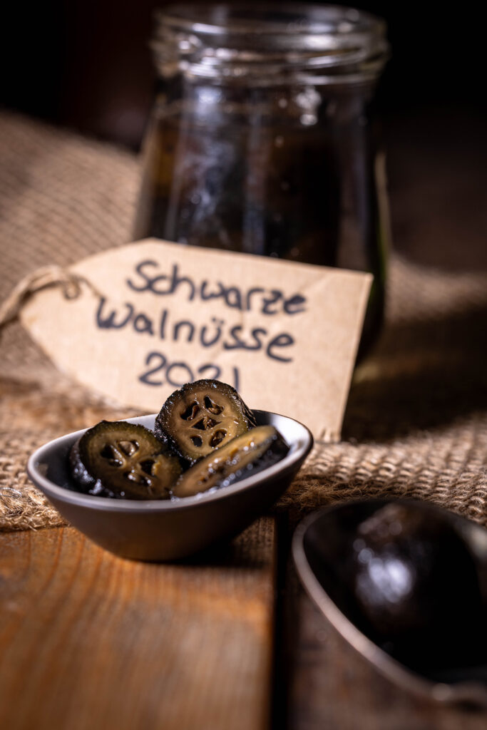 Schwarze Nüsse - eine Delikatesse aus grünen Walnüssen