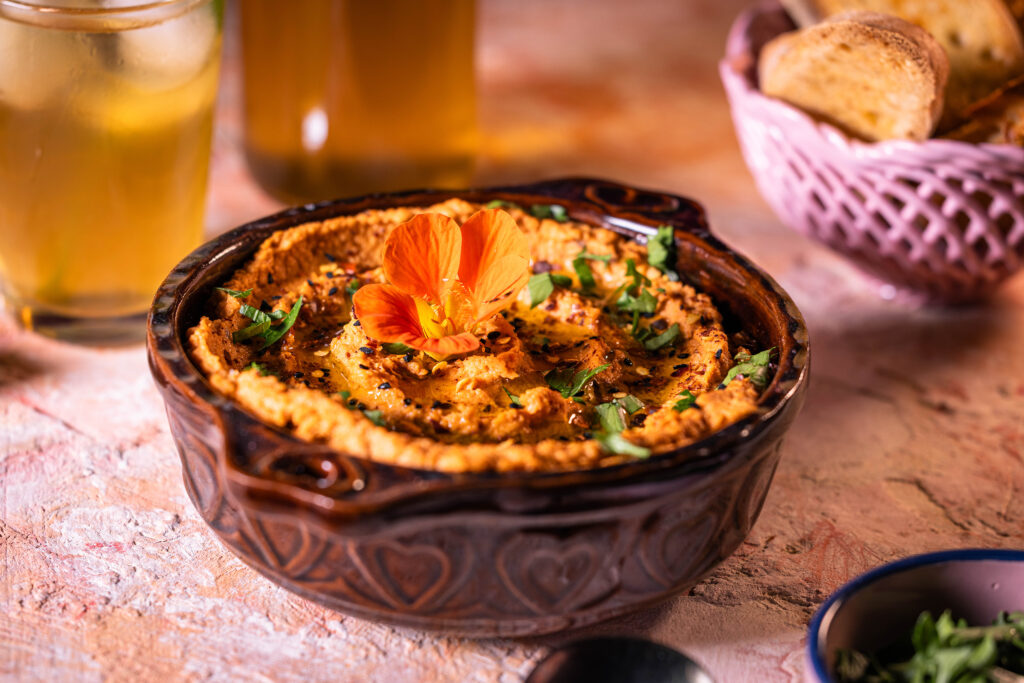 Mein Tomaten-Hummus in einer Schale mit Herzen darauf.