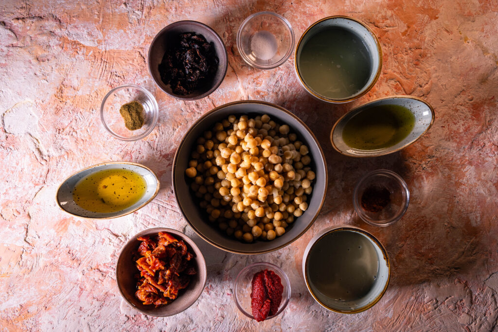 1. Alle Zutaten für den Hummus mit getrockneten Tomaten.