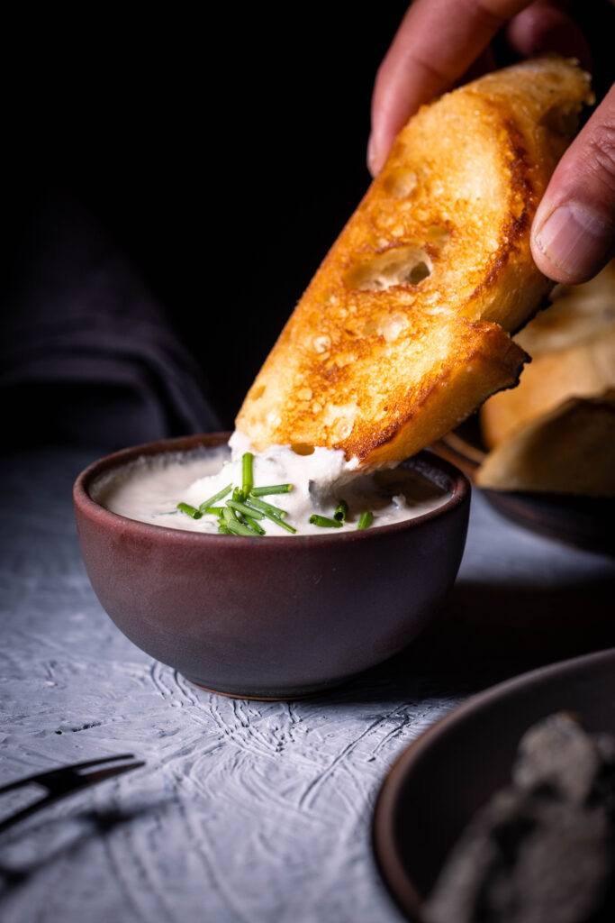 Veganer Blauschimmelkäsedip– cremig, würzig, unwiderstehlich